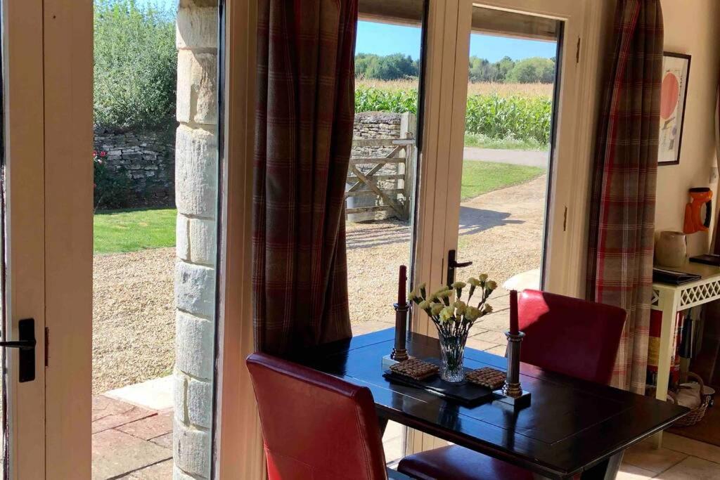 Secluded Romantic Cotswolds Barn - Sleeps 2 To 4 - Near Cirencester - Dog Friendly Villa Kemble Exterior foto