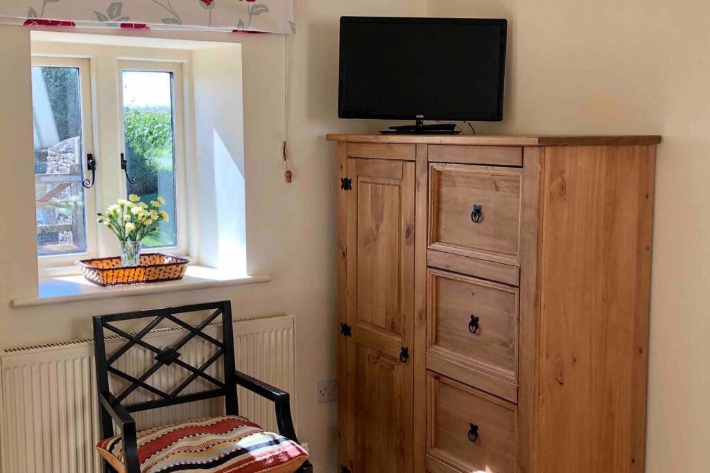 Secluded Romantic Cotswolds Barn - Sleeps 2 To 4 - Near Cirencester - Dog Friendly Villa Kemble Exterior foto